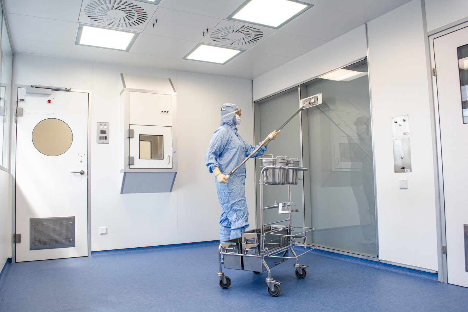 HEPA-filtered cleaning during equipment removal